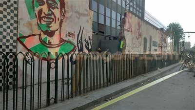 بالصور.. الجامعة الأمريكية تهدم جزءًا من سور الجرافيتى بمحمد محمود