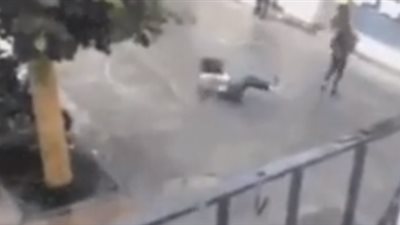 بالفيديو.. سقوط محرج لفتاة بسبب هطول الأمطار