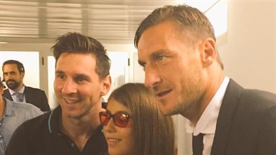 «ميسي» و «توتي» يحققان حلم مشجعة إيطالية كفيفة