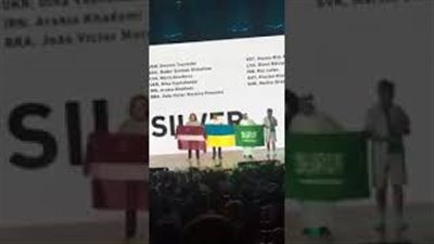 رد فعل طالب سعودي وقف بجانبه إسرائيلي أثناء تكريمه (فيديو)