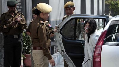 بالصور.. هندية تنهي إضرابها عن الطعام بعد 16 عاما