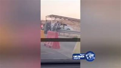 لحظة الاعتداء على رجل مرور أوقف موكب زفاف بالأردن (فيديو)