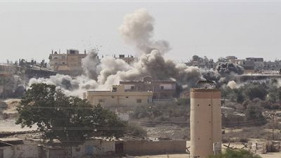 مصرع 3 أشخاص في سقوط قذيفة مجهولة على منزل بالشيخ زويد