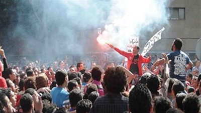 طلاب الإخوان يطلقون الألعاب النارية بميدان النهضة