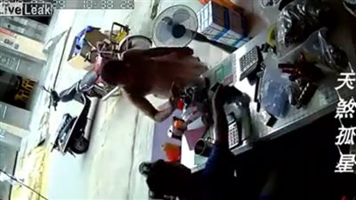 امرأة تتسبب في حادث تصادم بدراجة نارية (فيديو)