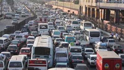 توقف الحركة المرورية بالطريق الدولي في الإسكندرية لتصادم سيارتي نقل