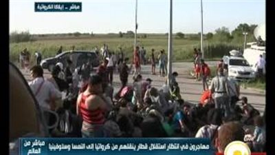 بالفيديو.. مهاجرون ينتظرون قطارًا يحملهم من كرواتيا إلى النمسا وسلوفينيا