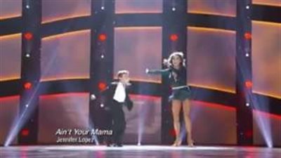 بالفيديو.. امرأة وطفل يشعلان مواقع التواصل برقصهما