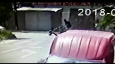 لحظة اعتداء رجل على امرأة بالضرب المبرح (فيديو)