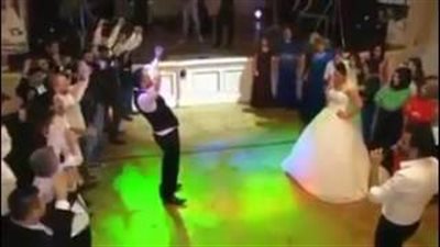 بالفيديو.. تحدي رقص بين عروسين يشعل حفل زفافهما