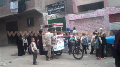 بالصور.. أولياء الأمور يصحبون أبناءهم إلى مدرسة «هدى شعراوي» بإمبابة
