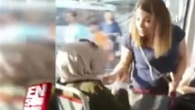 مشاجرة عنيفة بين فتاتين بسبب كرسي داخل حافلة (فيديو)