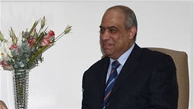 «باذيب» يدعو الشركات المصرية لفتح أسواق جديدة لها في اليمن