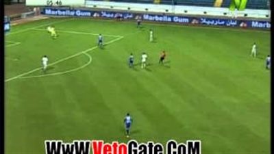 بالفيديو..حارس سموحة يدفع «باسم مرسي» داخل منطقة الجزاء