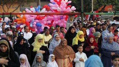 «مهن» لا تعرف العيد.. رجال الجيش والشرطة يسهرون على حماية الوطن.. «الصحافة» مهنة الباحثين عن المتاعب.. عمال النظافة لا يتركون الشوارع ليل نهار.. و«ملائكة الرحمة» في خدمة 