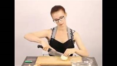 بالفيديو.. 4 طرق سحرية لتقطيع البصل دون دموع