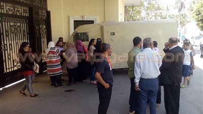 بالصور.. وقفة احتجاجية لأهالي طلاب «الإعدادية» أمام «التعليم»