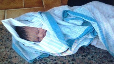 العثور على رضيع وآخر معاق على رصيف السكك الحديدية