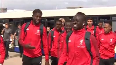 محمد صلاح يصل فرنسا مع ليفربول (فيديو )