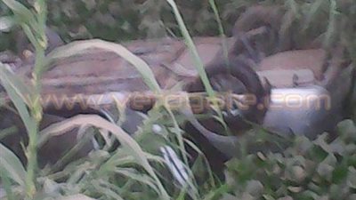 بالصور.. أهالي «أبو كبير» ينقذون 3 أشخاص في حادث انقلاب سيارة