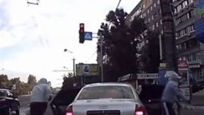 بالفيديو.. عصابة تنفذ سرقة على طريقة لعبة Grand Theft Auto