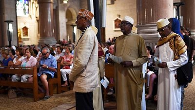 مسلمو جزر القمر يشاركون في قداس جنازة كاهن ذبحه داعشيان بفرنسا