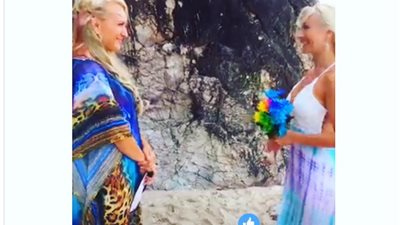 أسترالية تتزوج نفسها وتقيم حفل زفاف على الشاطئ (صور)