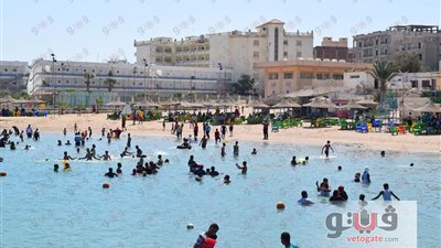 بالصور.. إقبال كثيف على شواطئ الغردقة ثالث أيام العيد