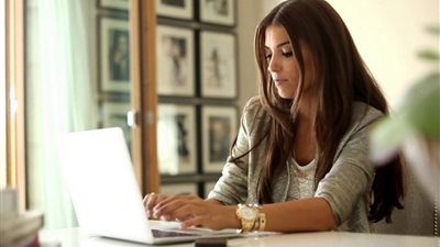 لـ«المرأة العاملة» خصصى يوما لبشرتك بدون مكياح حفاظا عليها