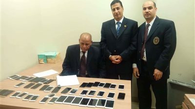 ضبط أردنية حاولت تهريب 45 هاتفا محمولا بمطار القاهرة (صور)