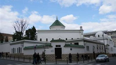 مسلمو فرنسا يشاركون المسيحيين «قداس الأحد» بالكنائس