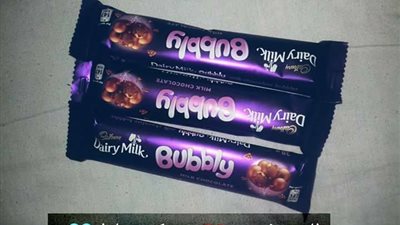 بالصور.. شاب يفاجئ شقيقاته بالعيدية على طريقته الخاصة