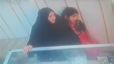 بالفيديو.. امرأة تسرق محل ذهب بمساعدة طفلتها