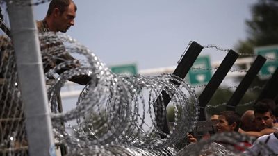 المجر تبدأ في بناء سياج على حدودها مع كرواتيا لمنع دخول اللاجئين