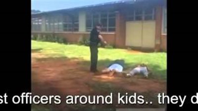 بالفيديو.. شرطي أمريكي يصعق طالبين أثناء فض مشاجرة بينهما