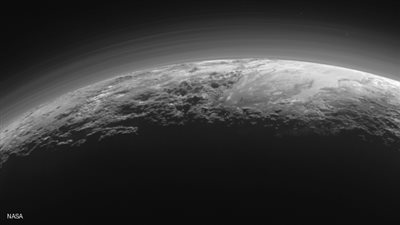 بالصور.. لقطات تحبس الأنفاس للحظة غروب الشمس على «بلوتو»