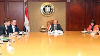 جلسة مباحثات لوزير التجارة والمبعوث التجاري البريطاني لتعزيز العلاقات