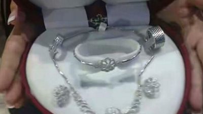 بالصور.. «الشبكة مش لازم تبقى دهب» حملة جديدة لرواد مواقع التواصل.. «الشيكولاته» على رأس البدائل.. الفضة «حل منطقي».. ومقترحات بـ«إلغاء الشبكة نهائيا» والاكتفاء