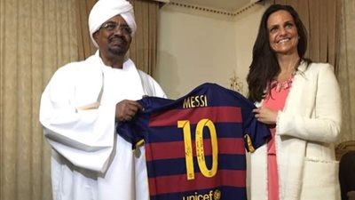 بالصور.. إهداء «ميسي» قميصه لـ«البشير» يثير الجدل في السودان