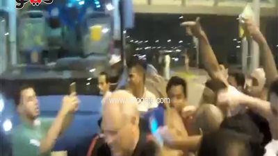 بالفيديو.. تدافع الجماهير على سيارة مارتن يول لالتقاط الصور التذكارية