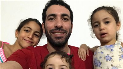 أبو تريكة ينشر صورة مع بناته الثلاثة.. ونشطاء: ربنا يباركلك فيهم