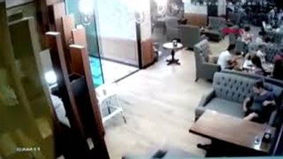 لحظة قتل تركي شقيق زوجته داخل مقهي (فيديو)
