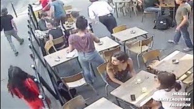 لحظة اعتداء رجل على فتاة والتحرش بها أمام الناس (فيديو)