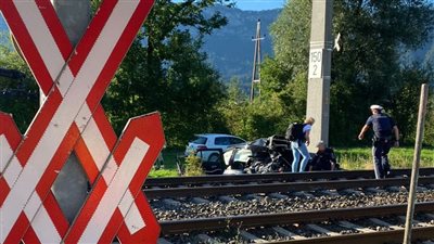 علقت سيارته على سكة قطار.. مصرع سعودي وطفله في النمسا|صور 