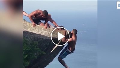 لحظة إنقاذ شباب صديقهم المجنون من الموت (فيديو)