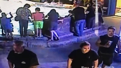 أغرب عملية سرقة.. لصوص يهربون سمكة قرش في عربة للأطفال