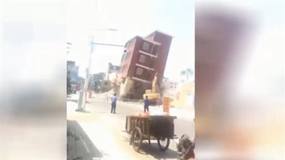 لحظة انهيار مبنى وسحق حفارة أسفله (فيديو)