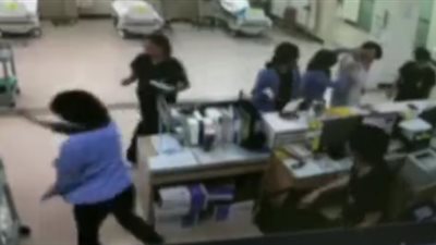 لحظة اعتداء طالب مخمور على طبيب داخل مستشفى (فيديو)