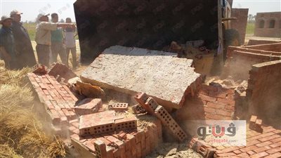 بالصور.. إزالة مقابر مقامة على أرض زراعية بالدقهلية