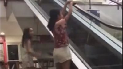 سقوط مروع لفتاة من فوق سلم كهربائي (فيديو)